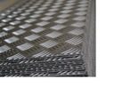 Алюминиевый лист толщиной 2 мм с рифлением, изготавливается по индивидуальному заказу.