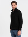 Pletený pánsky sveter s rozopínateľným stojačikom čierny V3 OM-SWZS-0105 S Model OM-SWZS-0105