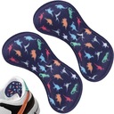 Детские пятки встали в ботинки на подушечке подкладки