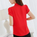 Красная женская блузка с воротником стойкой, короткими рукавами.