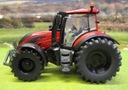 VALTRA TZ54 traktor 70 rokov 1:32 Britains 43315 Dominujúca farba odtiene červenej