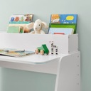 Белый письменный стол для ребенка с полкой для книг, низкими художественными принадлежностями.