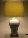 Настольная лампа с бело-золотым абажуром