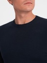 Klasický pánsky sveter s okrúhlym výstrihom tmavomodrý V9 OM-SWBS-0106 S Veľkosť S