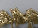 Zlatý liatinový záves s tromi koňmi podkovy Štýl barok