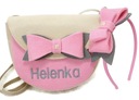 светло-розовая сумочка с именным бантом и повязкой на голову