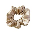 Резинка для волос из атласа бежевого цвета