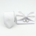 Мужской белый галстук-бабочка, нагрудный платок и рождественские запонки.