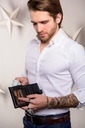 BETLEWSKI Кожаный мужской кошелек с классической застежкой для карточек, гравировкой инициалов
