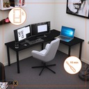 Компьютерный стол в офисе в черном углу