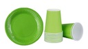 набор зеленых бумажных стаканчиков и тарелок на Рождество