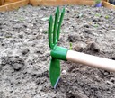 Кованая двусторонняя мотыга каплевидной формы.