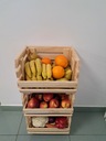 Деревянные ящики для овощей и фруктов на колесах.