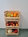 Деревянные ящики для овощей и фруктов на колесах.