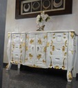 Biela Zlatá vyrezávaná komoda pre Bufetový salón v januári Dominujúca farba biela