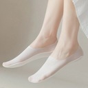Тонкие белые женские ножки с силиконом.
