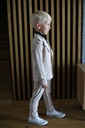 Oblek pre chlapca v kocke béžový 104 110 Dominujúca farba béžová