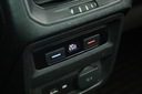 VW Tiguan 1.5 TSI, Salon Polska, Serwis ASO Wyposażenie - komfort Wielofunkcyjna kierownica Przyciemniane szyby Wspomaganie kierownicy Elektrycznie ustawiane lusterka Elektryczne szyby tylne Elektryczne szyby przednie