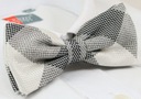 Серый галстук-бабочка и клетчатый нагрудный платок