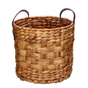 Коричневая плетеная корзина с чехлом из натурального материала в стиле бохо.