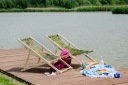 Красивый деревянный шезлонг в пляжном саду DENDRO