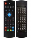 Универсальный пульт для телевизора с синей QWERTY-клавиатурой.