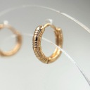 Золотые серьги-кольца с изящным узором, позолоченная хирургическая сталь.