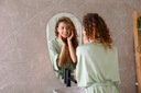 Зеркало каплевидной формы для макияжа в прихожей