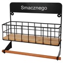 Полка для специй и вешалка для бумажных полотенец.