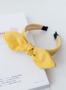 Ободок для волос из желтой соломы из ротанга с бантом, бантиком и узлом в виде заколки.