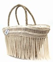 Большая сумка-корзина, сплетенная из морской травы.