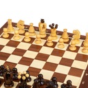 Наборы шахмат из красного дерева и явора.