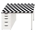 Защитный коврик в виде шахматной доски Ikea на стол.