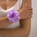 Колье-чокер с декоративным нежным цветком на шее на фиолетовом ремешке.