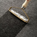Щетка для чистки одежды из меха, бритва и расческа.