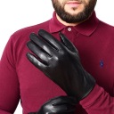 Мужские кожаные перчатки изолировали черную кожу