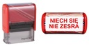 Pieczątka z napisem NIECH SIĘ NIE ZESRA prezent urodziny