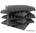 Комплект из САМОКЛЕЯЩИХСЯ плоских и серых акустических панелей площадью 1,5 м² в форме пирамиды.