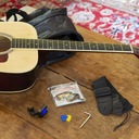 АКУСТИЧЕСКАЯ гитара + трость, ремень, медиаторы, струны, футляр.