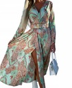 Длинное расклешенное платье с рисунком и поясом мятного цвета на талии.