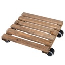 Деревянная подставка на колесах.