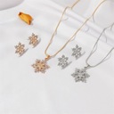 Набор золотых звезд, снежинок, рождественской елки и Санта-Клауса