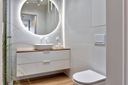 Современное зеркало со светодиодной подсветкой для ванной комнаты.