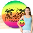 ПЛЯЖНЫЙ МЯЧ СДУТ В БАССЕЙН НАД ВОДОЙ В САДУ