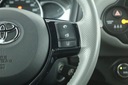 Toyota Yaris 1.33 Dual VVT-i, Salon Polska Wyposażenie - komfort Elektrycznie ustawiane lusterka Elektryczne szyby tylne Elektryczne szyby przednie Wielofunkcyjna kierownica Przyciemniane szyby Wspomaganie kierownicy