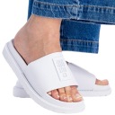 Женские большие звездные тапочки на пляжном бассейне вокруг дома