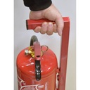 Металлическая подставка для огнетушителя с ручкой.