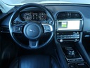 Jaguar F-Pace 25d AWD, Salon Polska Wyposażenie - multimedia Gniazdo USB Bluetooth MP3 CD Nawigacja GPS Gniazdo SD