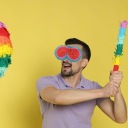 Багатокольорова піньята з пов'язкою на очі для дітей, зручна легка вечірка-реквізит замовити