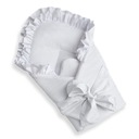 Большая пеленка с рюшами и крестильным галстуком.